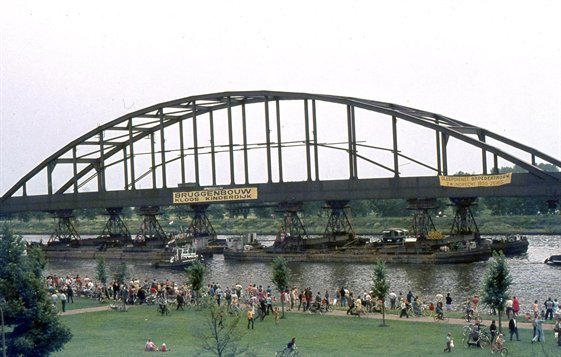meernbrug-de-oude-galecopperbrug-over-het-amsterdam-rijnkanaal-als-nieuwe-de-meernbrug-aansluiting-ds-martin-luther-kinglaan-1974-hua804479
