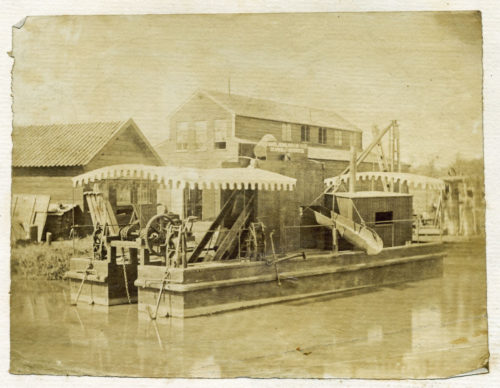 Oudewater - machinefabriek De Jongh en Co met baggermachine in 1875