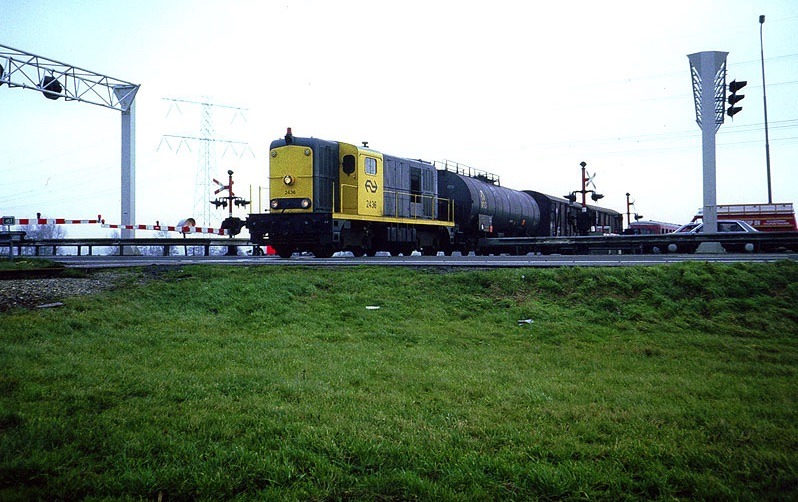 haarlemmermeerspoorlijn-trein-passeert-de-a2-in-1985-foto-frank-oude-elferink